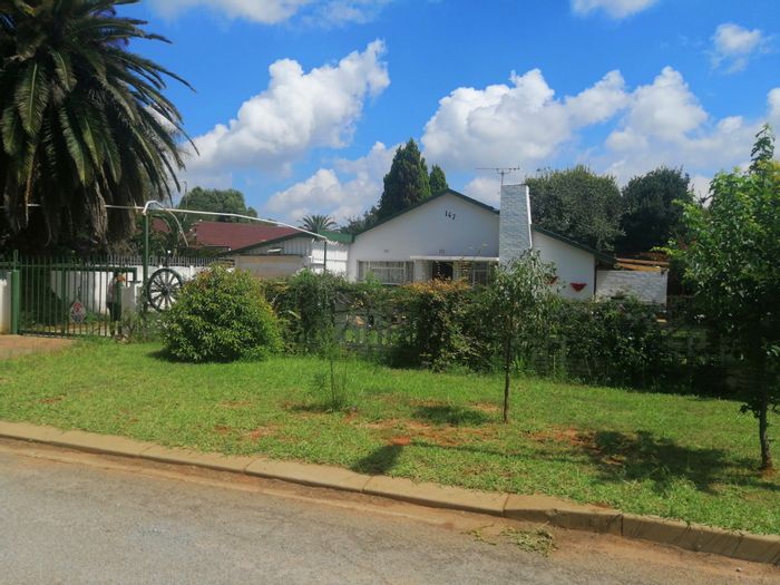 For Sale: House in Stilfontein Ext 4 with 3 bedrooms, double garage, and open plan living.