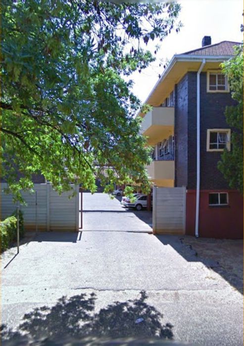 For Sale: 2 Bedroom Apartment in Stilfontein Ext 1 with carport and easy access.