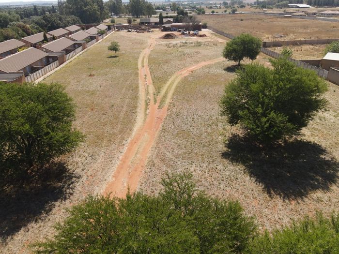Doringkruin For Sale: 18,000 m² vacant land with development potential and amenities.