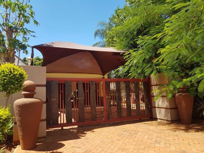 For Sale: House in Mookgopong Central with large braai room, borehole, and flatlet.