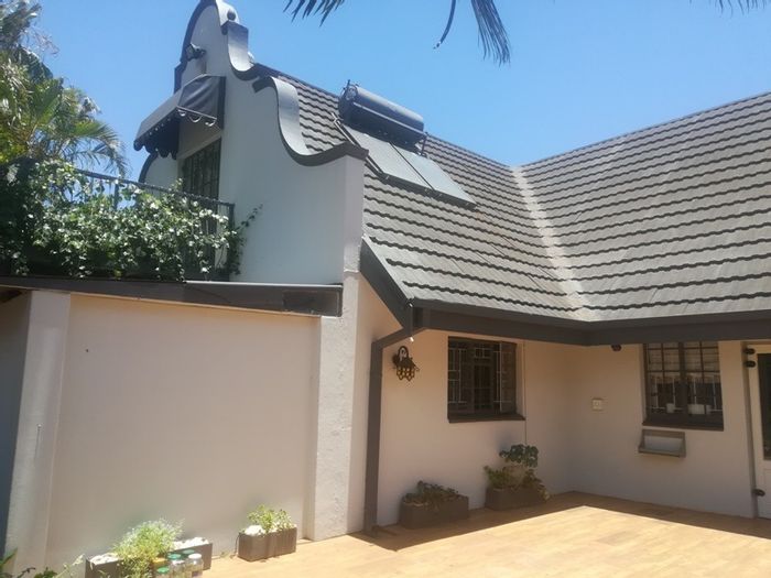 Chroompark House For Sale: 5 bedrooms, pool, garden cottage, and ample living space.