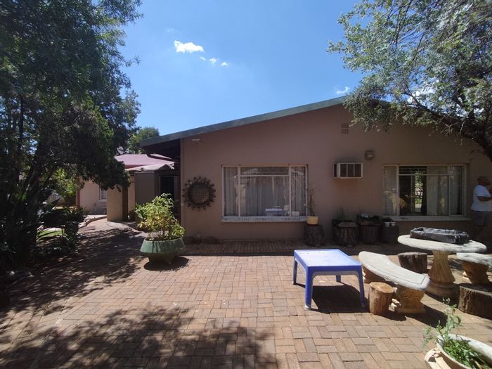 For Sale: 4 Bedroom House in Flamwood with Flatlet, Pool, and Double Garages.