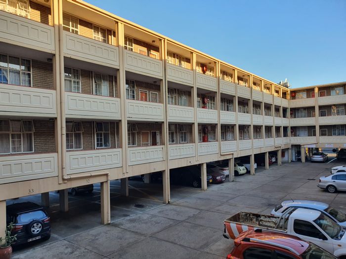 Benoni Central Apartment For Sale: 3 Bedrooms, 2 Bathrooms, 24-hour security, parking.