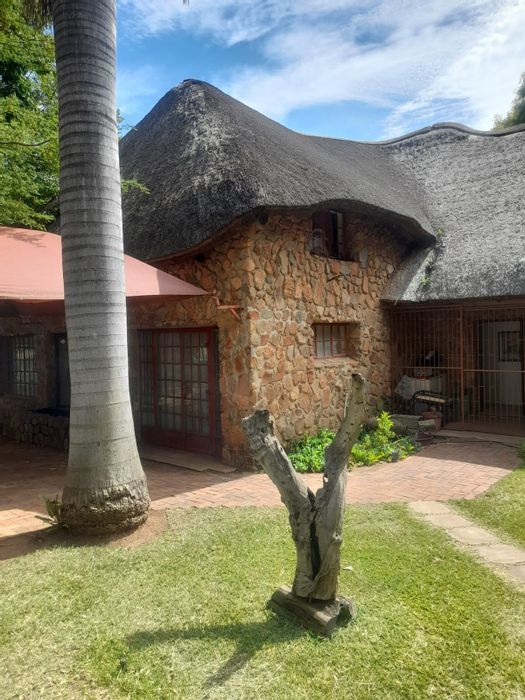 Spacious 6-bedroom house with flat, braai area, and borehole in Groblersdal Central. For Sale.