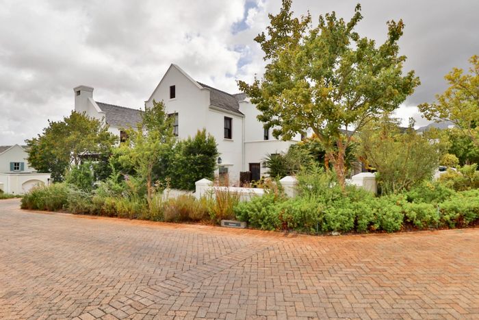 Charming cottage in De Zalze Winelands Golf Estate with golf access and security. For Sale.
