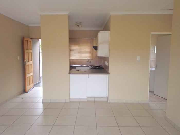 Wilgeheuwel Apartment To Rent: Spacious unit with balcony, braai, and parking.