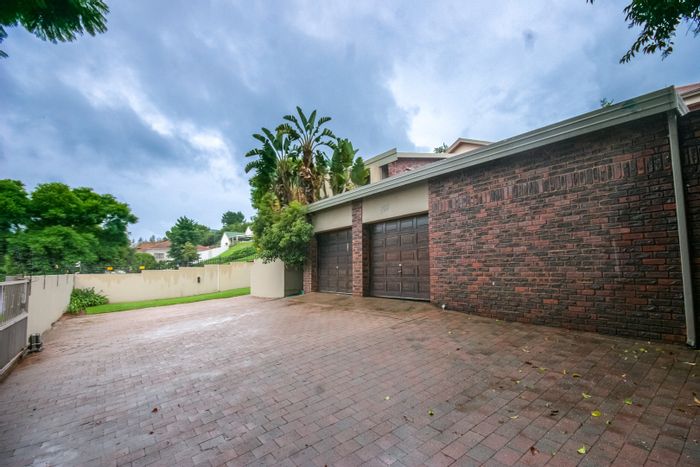 For Sale: 4 Bedroom House in Waterkloof Ridge with Entertainment Room and Garage.