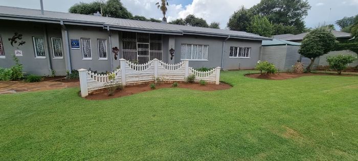 Kuruman Central House For Sale: 4 bedrooms, pool, lapa, garage, and security.