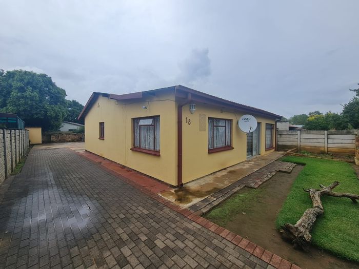 3 Bedroom house for sale in Randlespark with double garages and multiple living areas.