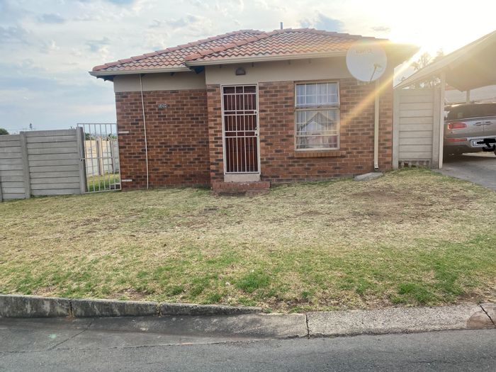 For Sale: Cluster in Olievenhoutbosch, 3 beds, private yard, community living.