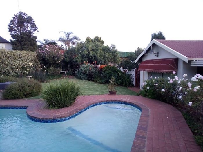 Large Corner Stand House For Sale in Mulbarton with Pool & Garden