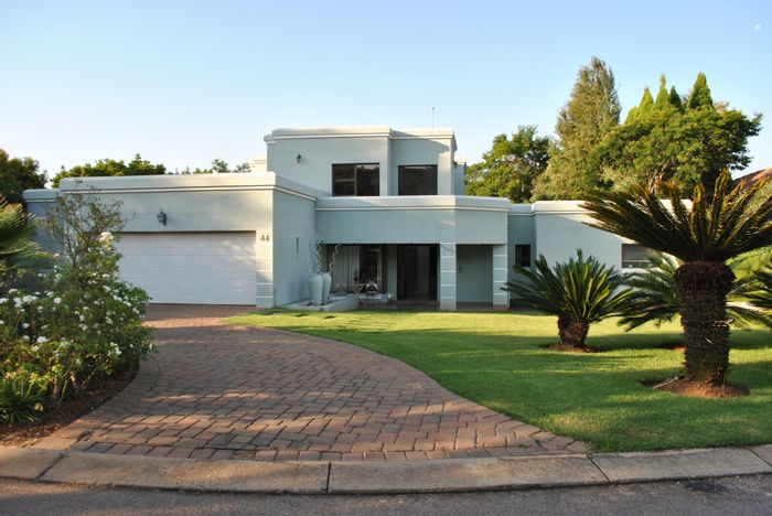 For Sale: House in Pretoriuspark with pool, garden, and golf estate amenities.