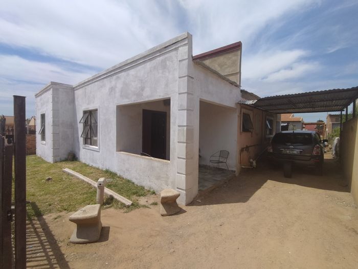 3 Bedroom house for sale in Kanana with carport, near schools and Orkney.