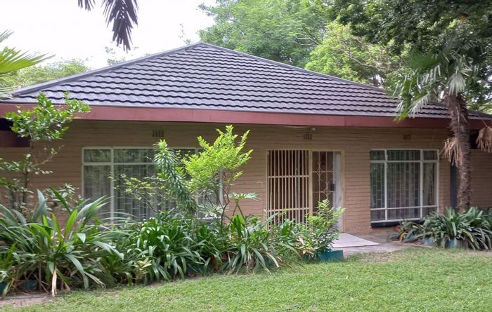 For Sale: House in Badplaas Central with 4 bedrooms, laundry, and garages.