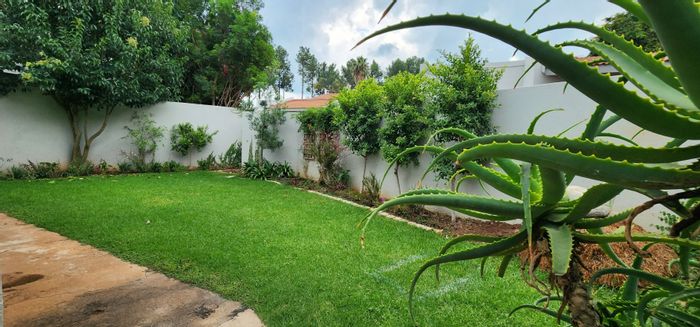 Die Hoewes Townhouse For Sale: 3 Bedrooms, No Load Shedding, Pool, Pet-Friendly.