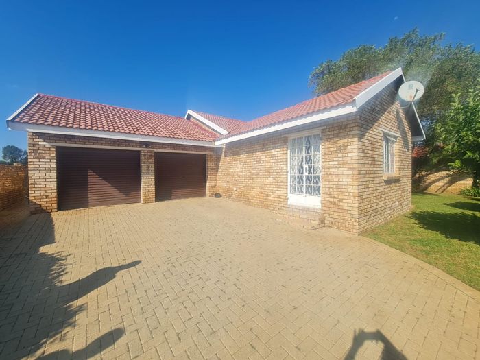 Townhouse for sale in Meiringspark Ext 5: 2 beds, study, double garage.