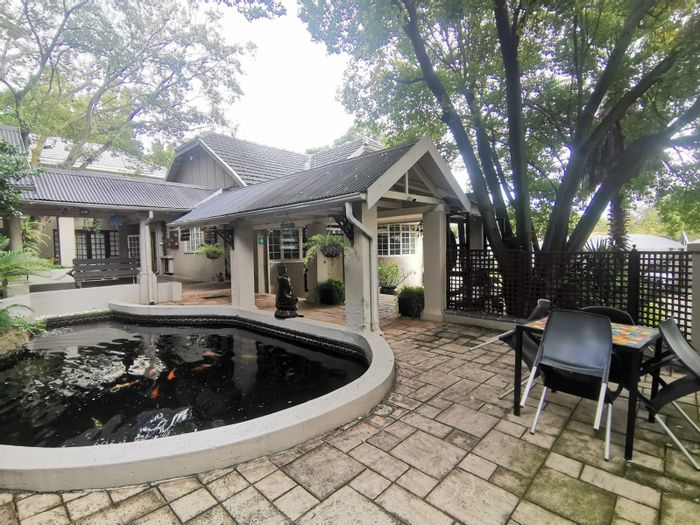 Commercial room to rent in Saxonwold with shared amenities and networking potential.