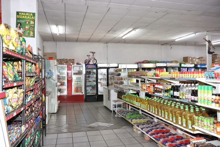 Citrusdal Central Retail For Sale: Supermarket, residence, and vacant stand included.