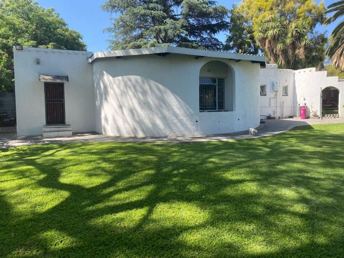 Garden cottage in Fontainebleau to rent, includes parking and private garden.