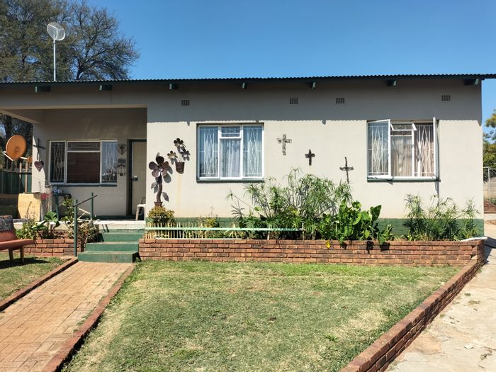 For Sale: 3 Bedroom House in Dawkinsville with Garden and Double Carport.