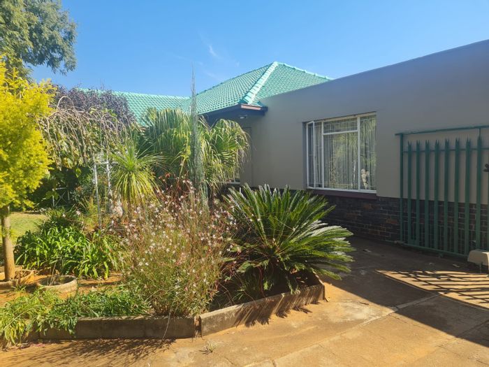 House with flatlet, 4 garages, and workshop for sale in Stilfontein Ext 4.