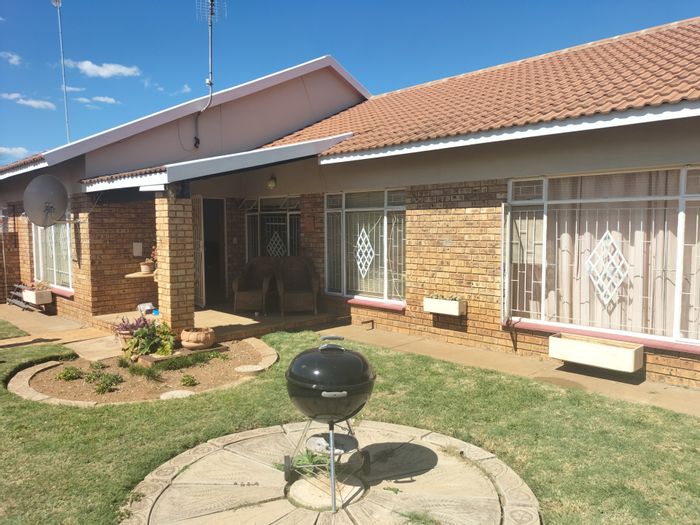 Secure 2 Bedroom House with garden and garage in Stilfontein Ext 4 For Sale.