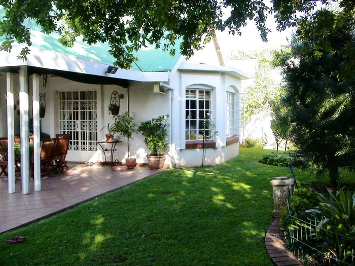 Die Hoewes Townhouse For Sale: 3 beds, pool, garden, near Gautrain & amenities.