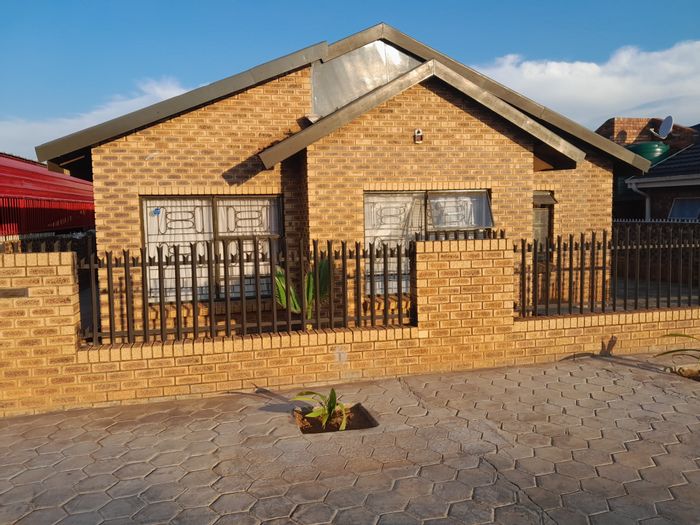 For Sale: House in Soshanguve Ext with 3 beds, garage, and easy access amenities.