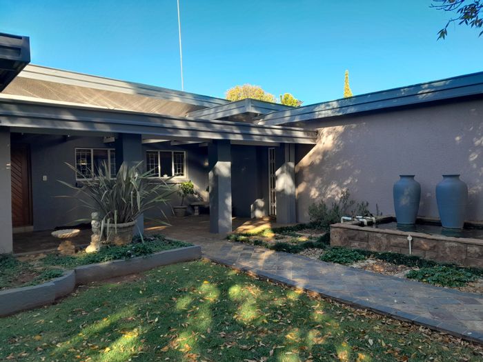 Kuruman Central House For Sale: 4 Bedrooms, pool, indoor lapa, and ample storage.