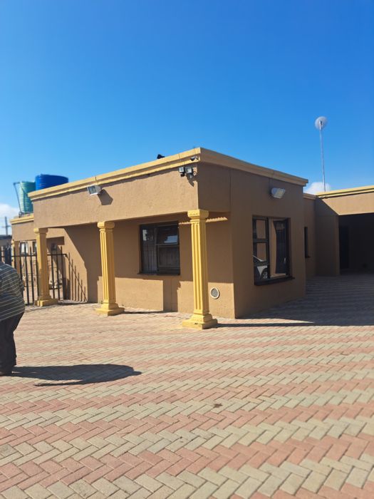 Polokwane Rural Small Holding For Sale: 5 beds, water access, development potential.