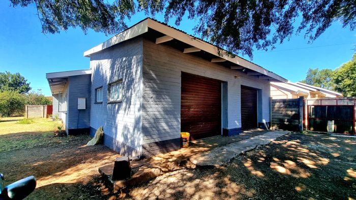 For Sale: House in Ventersdorp Central with flat, lapa, and spacious yard.