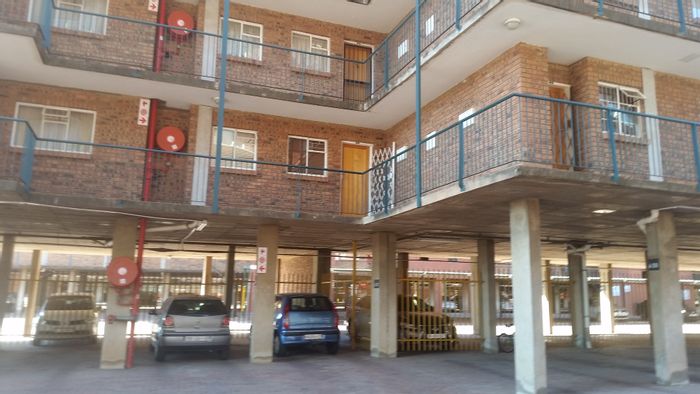 Spacious 3-Bedroom Apartment in Die Hoewes with Pool, Braai Area, and Tenant