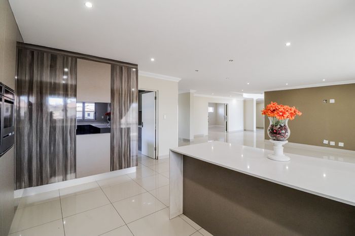 For Sale: House in Blue Valley Golf Estate with 6 bedrooms, pool, and golf amenities.