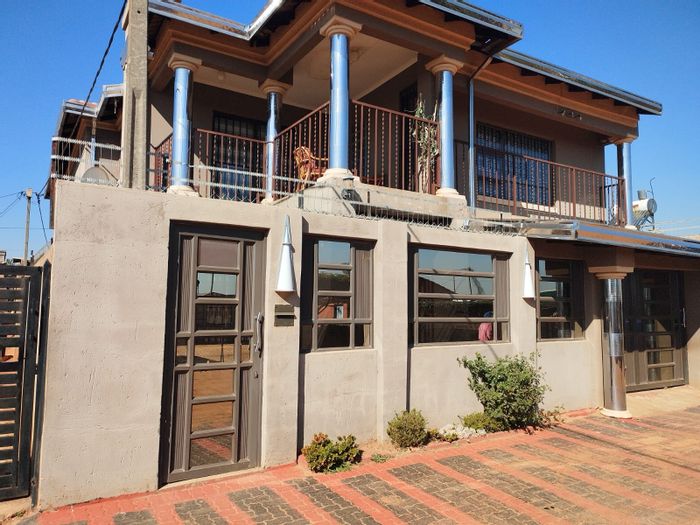 For Sale: 3-bedroom house in Etwatwa with en-suite, pajama lounge, and double garage.