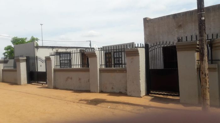 For Sale: Spacious House in Soshanguve Ext with multiple rooms and garage.