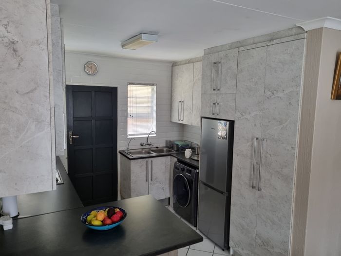 Helderkruin Townhouse For Sale: 3 Beds, Office Space, Private Gardens, Pet-Friendly.