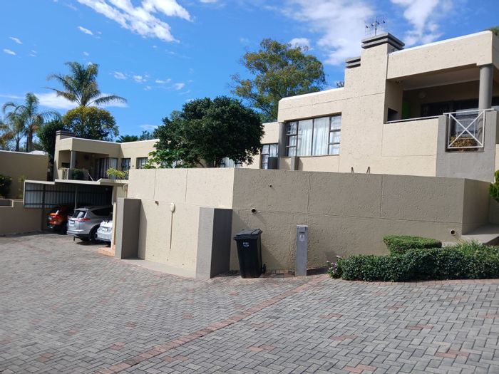 Helderkruin Townhouse For Sale: 3 Beds, Office Space, Private Gardens, Pet-Friendly.