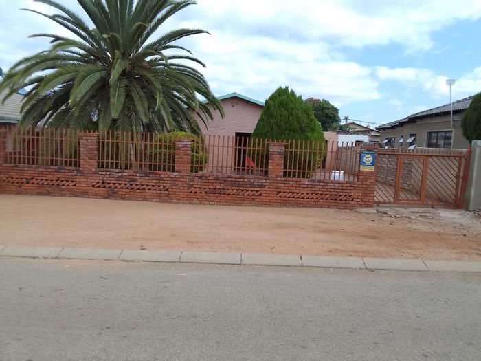 Property #ENT0251913, House for sale in Lebowakgomo Zone A
