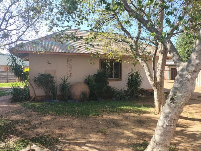 3 Bedroom house for sale in Roosheuwel Ext 1 with garage and carport.