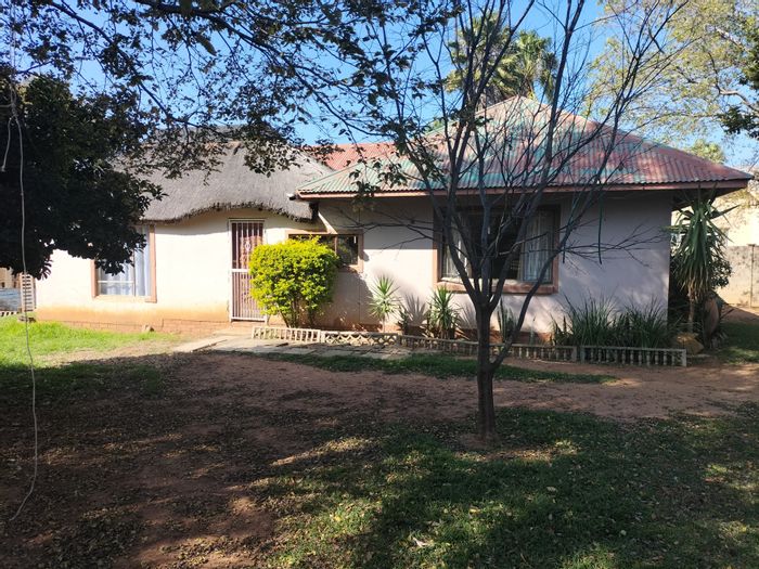 3 Bedroom house for sale in Roosheuwel Ext 1 with garage and carport.