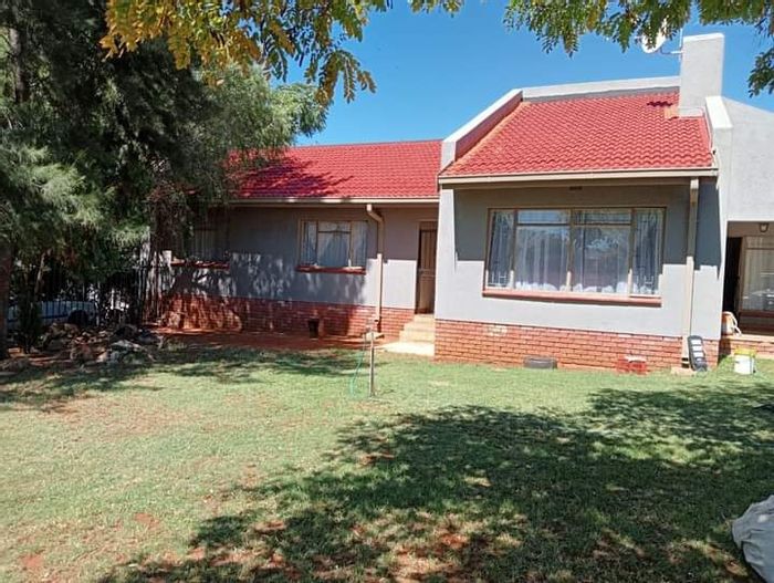 House for Sale in Kuruman Central: 3 Bedrooms, spacious yard, garage, great location.