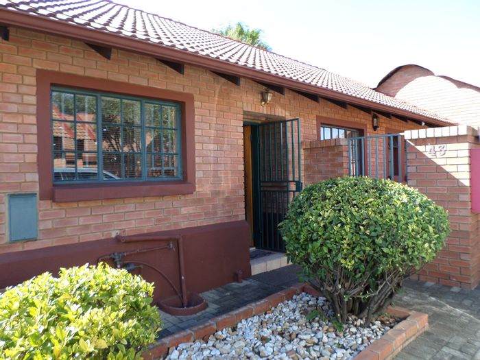 Die Hoewes Townhouse For Sale: 3 Bedrooms, garden, braai area, no loadshedding.