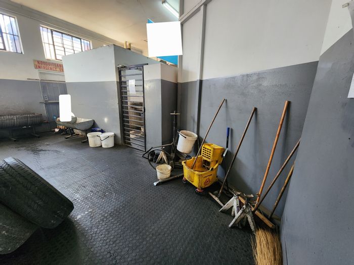 House for Sale in Polokwane Central: Spacious layout, ample parking, customizable potential.
