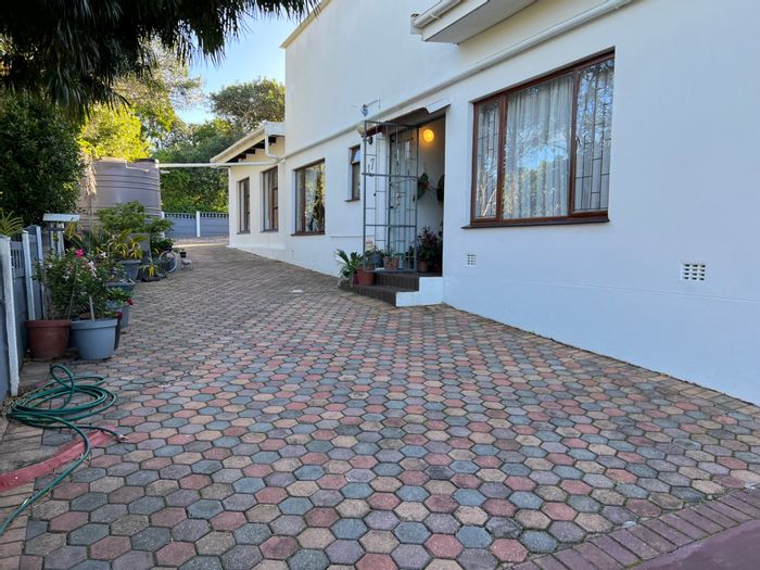 For Sale: 6-bedroom house with flat, garden, and ample parking in Mossel Bay Central.