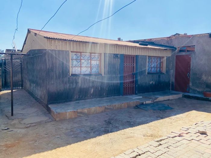 For Sale: Income-generating house with 10 rooms in Mpho, Tembisa.