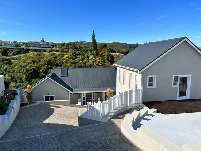 House for Sale in Hunters Estate: Open plan living, braai area, double garage.