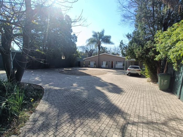 3-Bedroom House To Rent in Blairgowrie with shared yard and secure parking.