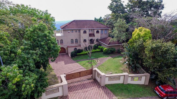 For Sale: Spacious Steiltes House with 5 Bedrooms, Pool, and Convenient Amenities.