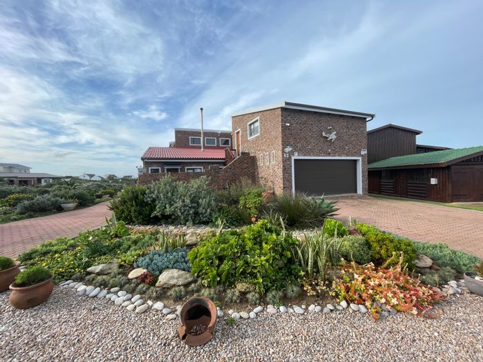 House for Sale in Boggomsbaai: 4 Bedrooms, Solar System, Outdoor Braai Area.