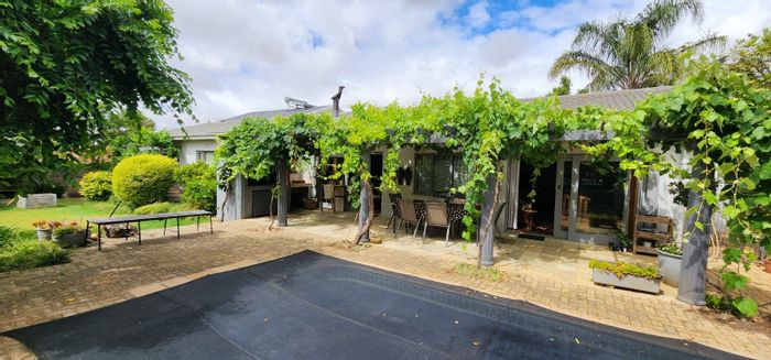 For Sale: House in Panorama with pool, flats, and spacious living areas.